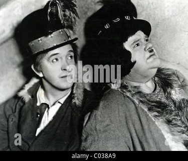 Das böhmische Mädchen 1936 Hal Roach/MGM-Film mit Oliver Hardy und Stan Laurel auf der linken Seite Stockfoto