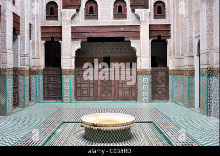 Teilansicht, Innenhof der Medersa Bou Inania, Wände mit Zeder Holzschnitzereien, Stuckverzierungen und Fliese Mosaiken, Meknes Stockfoto