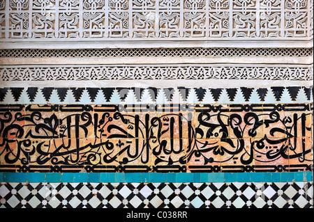 Wand der Medersa Bou Inania mit Fliese Mosaiken, Koran Verse und Stuck-Verzierungen, Meknès, Marokko, Afrika Stockfoto