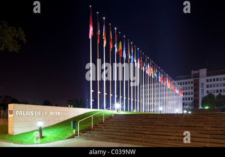 Europäische Flaggen vor dem Hauptgebäude des Europarat, Straßburg, Elsass, Frankreich, Europa Stockfoto