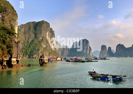Schwimmende Dorf, Halong Bucht, Vietnam, Südostasien Stockfoto