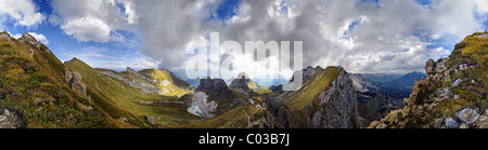 360°-Ansicht vom Seekarlscharte Berg mit Gruba See und bizarren Wolken am Himmel über Rofan Berge, Achensee, Tirol Stockfoto