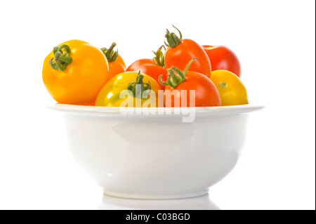 Verschiedene Sorten von Tomaten in eine Schüssel geben Stockfoto