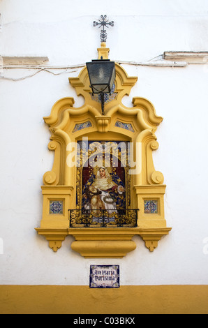 Religiöse gekachelte Bild/Symbol eingelassene Wand neben Postigo del Aceite (Tor in der alten Stadtmauer) Calle Dos de Mayo, Sevilla, Spanien Stockfoto