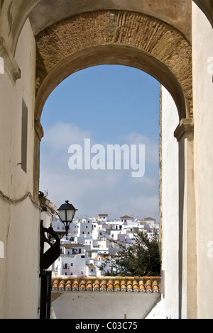 Zeigen Sie durch Torbogen an, Vejer De La Frontera, Costa De La Luz, Andalusien, Spanien Stockfoto