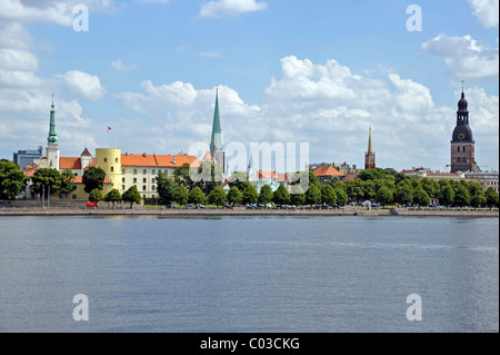 Panoramablick auf die Altstadt, Schloss mit Rundturm, Burg des Deutschen Ordens, Fluss Daugava, Riga, Lettland Stockfoto