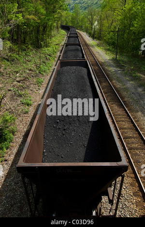 Kohle in Waggons auf den Gleisen entlang der New River, NRG, WV transportiert werden. Stockfoto