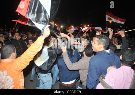 Szenen in und um dem Tahrir-Platz als Ägypter feiern den Untergang der 30-jährigen Herrschaft des ägyptischen Präsidenten Hosni Mubarak. Stockfoto