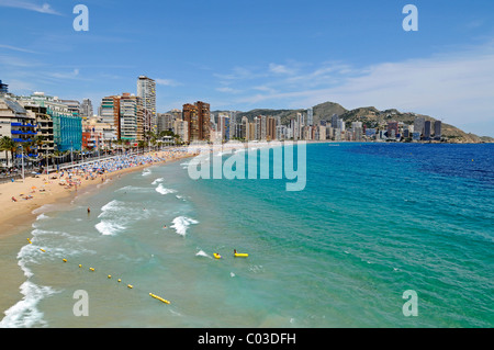 Blick über den Strand Playa de Levante, Benidorm, Costa Blanca, Alicante, Spanien, Europa Stockfoto