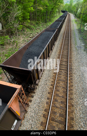 Kohle in Waggons auf den Gleisen entlang der New River, NRG, WV transportiert werden. Stockfoto