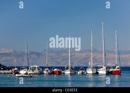 Segelboote und Yachten im Hafen von Kassiopi, Nord-Ost-Corfu, Korfu, Ionische Inseln, Griechenland, Südeuropa, Europa Stockfoto