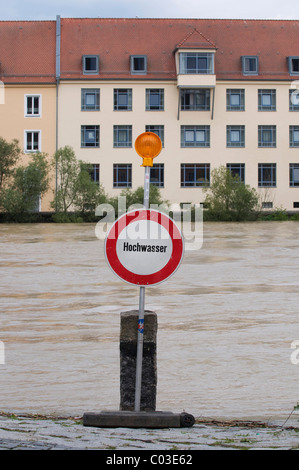 Melden Sie mit Lampe vor dem Fluss, Überschwemmungen an der Donau, Regensburg, Oberpfalz, Bayern, Deutschland, Europa Stockfoto