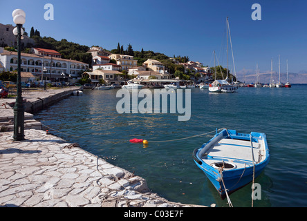 Segelboote und Yachten im Hafen von Kassiopi, Nord-Ost-Corfu, Korfu, Ionische Inseln, Griechenland, Südeuropa, Europa Stockfoto