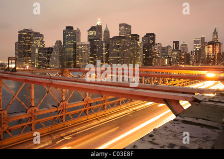 Beleuchtete Brooklyn Bridge bei Nacht, Manhattan, New York City, USA, Amerika Stockfoto