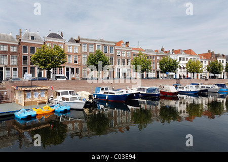 Prins Hendrik Dock, Boote und alte Häuser auf der Halbinsel Deich, Middelburg, Walcheren, der Provinz Zeeland, Niederlande, Benelux Stockfoto