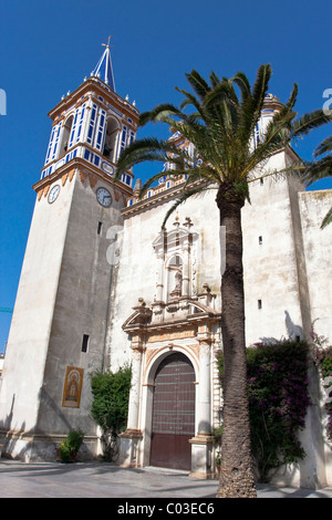 Haupteingang mit Sandstein-Turm der Kirche Virgen de Regla in Chipiona, Andalusien, Spanien, Europa Stockfoto