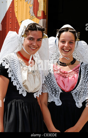 Zwei junge Mädchen in traditionellen Kostümen von Zeeland Provinz, Middelburg, Walcheren Halbinsel, Holland, Benelux Stockfoto