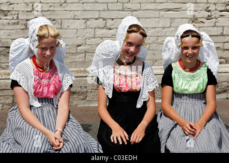 Drei 12-Jahr-alten Mädchen in traditionellen Kostümen der Halbinsel Zeeland Provinz, Middelburg, Walcheren, Niederlande Stockfoto