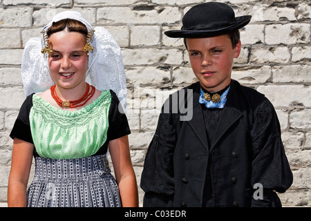 Ein Junge und ein Mädchen in traditionellen Kostümen von Zeeland Provinz, Middelburg, Walcheren Halbinsel, Holland, Benelux Stockfoto