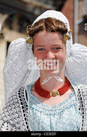 Mädchen tragen Tracht des Zeeland Provinz, Middelburg, Walcheren Halbinsel, Holland, Benelux, Europa Stockfoto