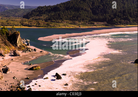 Mündung des Klamath River und der Mündung bei Ebbe. Stockfoto