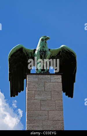 Siemens-Denkmal, Bronze-Adler mit Stele zum Gedenken an die gefallenen Mitarbeiter von Siemens in der ersten und zweiten Weltkrieg Stockfoto