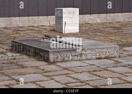 Siemens-Denkmal, Bronze-Adler mit Stele zum Gedenken an die gefallenen Mitarbeiter von Siemens in der ersten und zweiten Weltkrieg Stockfoto