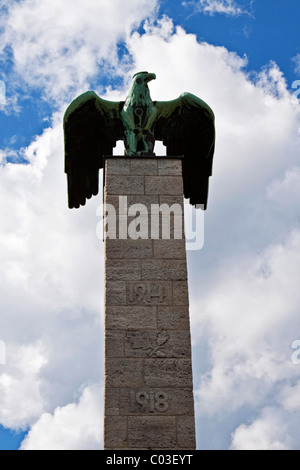 Siemens-Denkmal, Bronze-Adler mit Stele zum Gedenken an die gefallenen Mitarbeiter von Siemens in der ersten und zweiten Weltkrieg Stockfoto