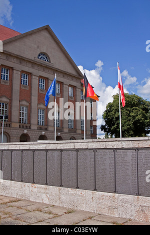 Siemens-Denkmal, Bronze-Adler mit Stele zum Gedenken an die gefallenen Mitarbeiter von Siemens in der ersten und zweiten Weltkrieg Stockfoto