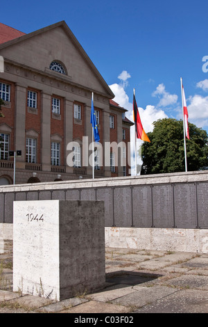 Siemens-Denkmal, Bronze-Adler mit Stele zum Gedenken an die gefallenen Mitarbeiter von Siemens in der ersten und zweiten Weltkrieg Stockfoto