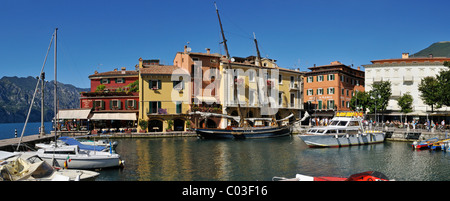 Hafen von Malcesine, Gardasee, Veneto, Venetien, Italien, Europa Stockfoto