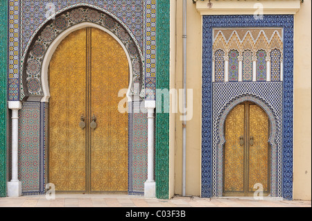 Messing-Türen in den reich verzierten Eingang des königlichen Palastes, Dar el Makzhen Fes, Marokko, Afrika