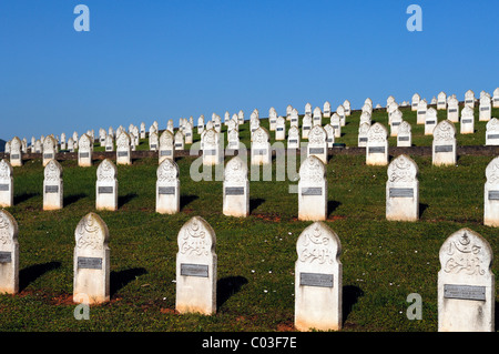 Kreuze mit Namen von Soldaten aus arabischen Ländern auf dem Soldatenfriedhof am Blutberg Hügel, Sigolsheim, Elsass, Frankreich, Europa Stockfoto