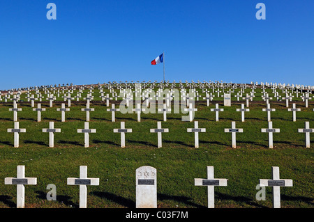 Kreuze mit Namen auf dem Soldatenfriedhof am Blutberg Hügel mit der französischen Flagge, Sigolsheim, Elsass, Frankreich, Europa Stockfoto