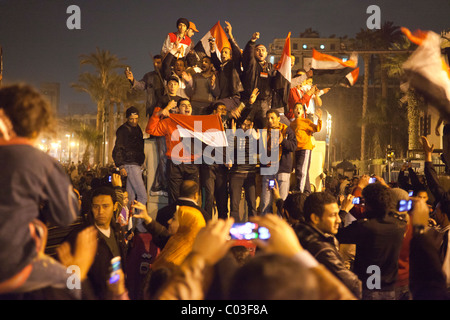 Ägyptischen Demonstranten feiert Sieg in der Revolution auf dem Tahrir auf Armee LKW. Stockfoto