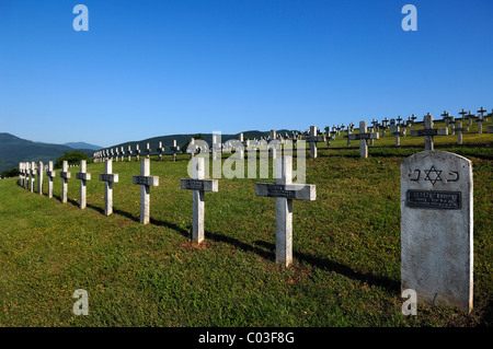 Kreuze mit Namen von Soldaten jüdischer Herkunft auf dem Soldatenfriedhof am Blutberg Hügel, in den Rücken der Vogesen Stockfoto