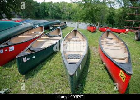 Kanus Line-up auf dem Festland in Vorbereitung für den Einsatz auf einer Flussfahrt. Stockfoto