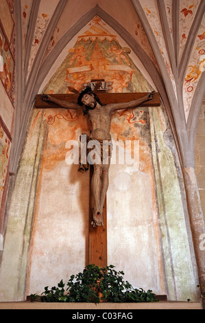 Alte hölzerne Kruzifix am Eingang des Welfenmuenster, ehemals Steingaden Abteikirche, Welfenstrasse 2, Steingaden Stockfoto