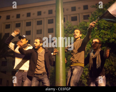 Ägyptischen Demonstranten feiert Sieg in der Revolution auf dem Tahrir auf Zaun Stockfoto