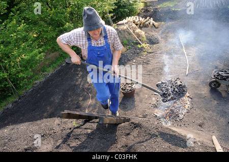 Kohle Ofen ist durch eine Waldberufe, Walpersdorf, Kreis Siegen-Wittgenstein Bezirk, North Rhine-Westphalia in Brand gesetzt. Stockfoto