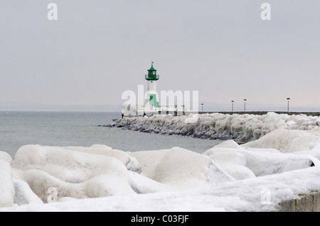 Geeiste Wharf und ein Leuchtturm im Hafen von Sassnitz auf der Insel Rügen, Mecklenburg-Western Pomerania, Deutschland, Europa Stockfoto