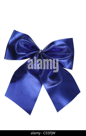 Blauen Geschenkband gebunden in einem Bogen über weißem Hintergrund Stockfoto