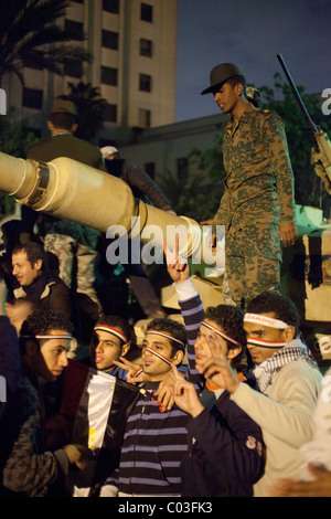 Ägyptischen Demonstranten feiert Sieg in der Revolution auf dem Tahrir auf Panzer Stockfoto