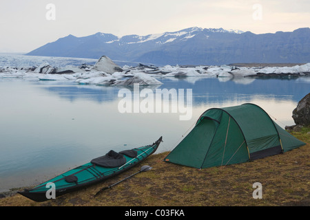 Übernachtung Camp mit einem Zelt und einem Faltboot neben Joekulsarlon Gletschersees, Island, Europa Stockfoto