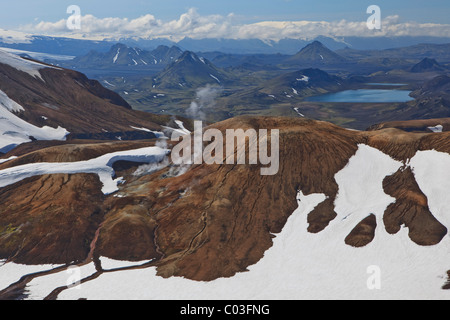 Verschneite Rauchen Krater in eine Vulkanlandschaft, Eyjafjallajoekull, Island, Europa Stockfoto