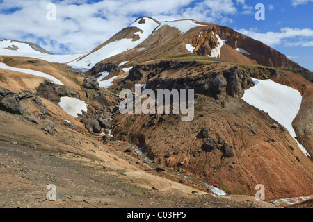 Fluss vor schneebedeckten Vulkan, Eyjafjallajoekull, Island, Europa Stockfoto