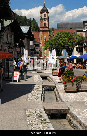 Einkaufsstraße mit Blick auf die Pfarrkirche St. Peter und Paul, Barock-Stil aus um 1740, Obermarkt, Mittenwald Stockfoto