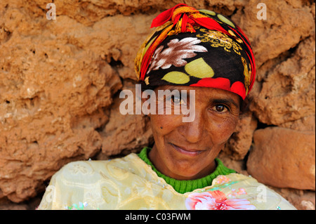 Porträt einer älteren Berber-Frau trägt eine Kopftuch, mittlerer Atlas, Marokko, Afrika Stockfoto