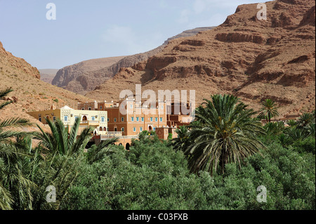 Traditionellen Lehmhäuser, Kasbah, Wohnburg der Berber in eine Fluss-Oase mit Dattelpalmen vor den hohen Atlas Stockfoto