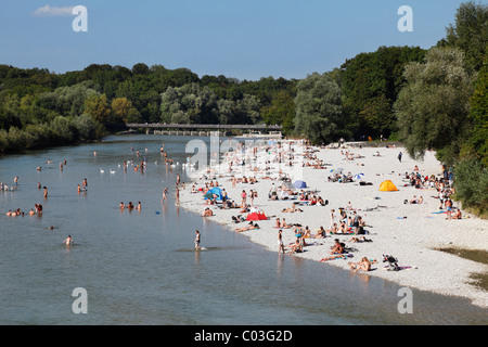 Blick von Thalkirchener Brücke an den Ufern der Isar, Isar am Flaucher, an der hinteren Flauchersteg Pier, Thalkirchen Stockfoto